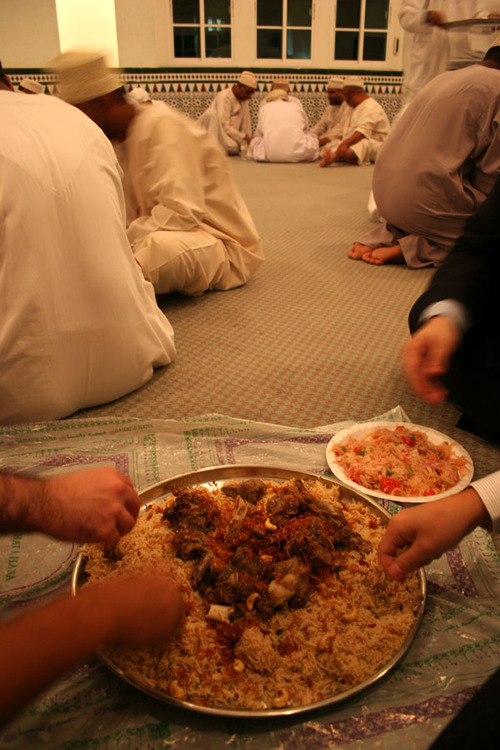 Der bliver serveret ris og ged